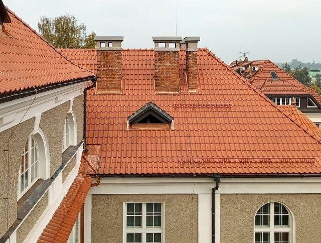 Pohled na novou krytinu Tondach na pravém křídle budovy