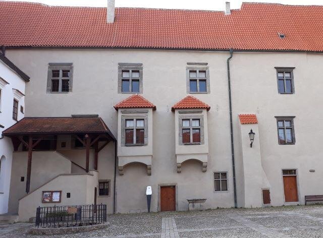 V hradním paláci jsou expozice Muzea středního Pootaví.
