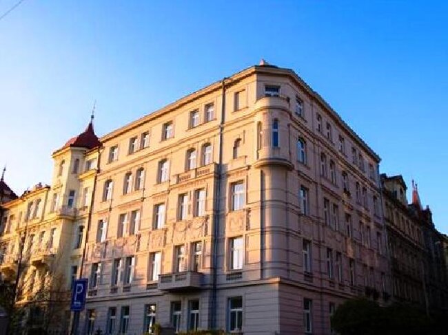 V Řipské ulici v Praze společnost měnila špaletová okna dle původních včetně všech okrasných prvků.