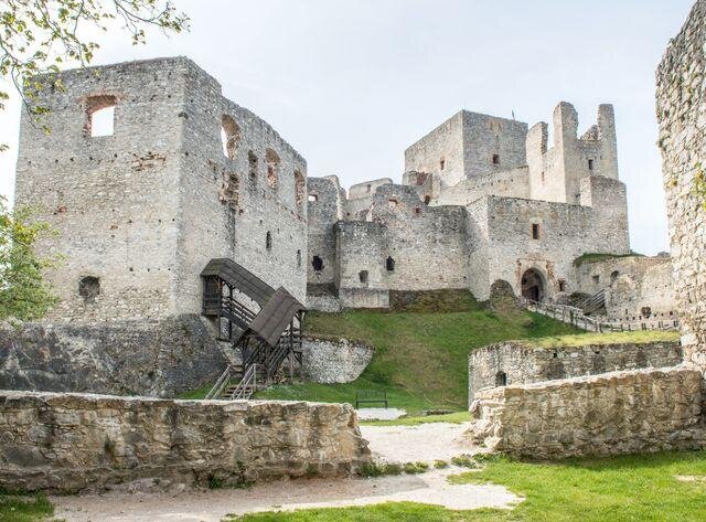Rabí – první nádvoří s pohledem na horní hrad