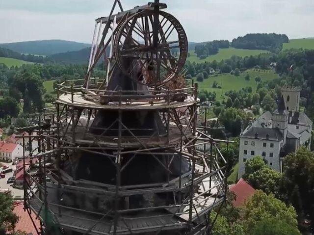 Věž Jakobínka byla obnovena za pomoci středověkého jeřábu.