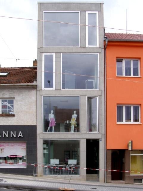 Za ryzí příklad minimalismu lze pokládat malý polyfunkční dům v Minské ulici v Brně od místního ateliéru Makovský.
