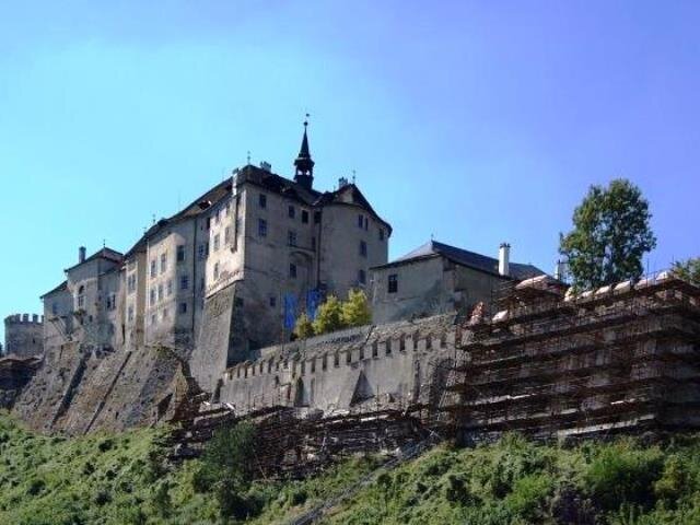 Hrad Český Šternberk, hradební zeď