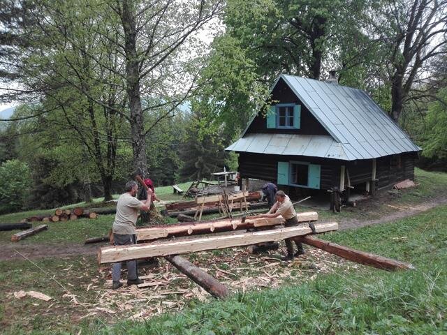 Pracovníci společnosti Tesané provedli výměnu poškozených trámů na dřevěnici v Těrchové.