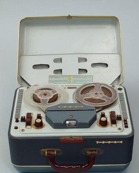 Magnetofony byly na konci 50. let moderní novinkou. Na snímku je model Tesla Sonet duo z roku 1960.
