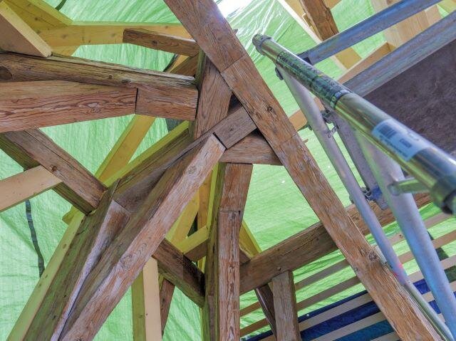 Detail spojů u krovu. Celkem bylo vyměněno cca 450 m³ dřeva.