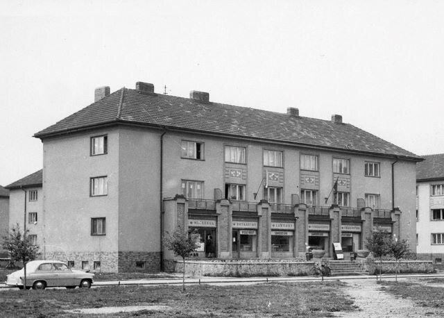Sídliště Tesla – prodejny se nacházely v přízemí obytných budov.