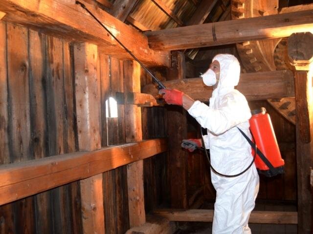 Další den po vychladnutí objektu následoval preventivní nástřik dvěma vrstvami insekticidního přípravku proti opětovnému napadení dřevokazným hmyzem v budoucnu.
