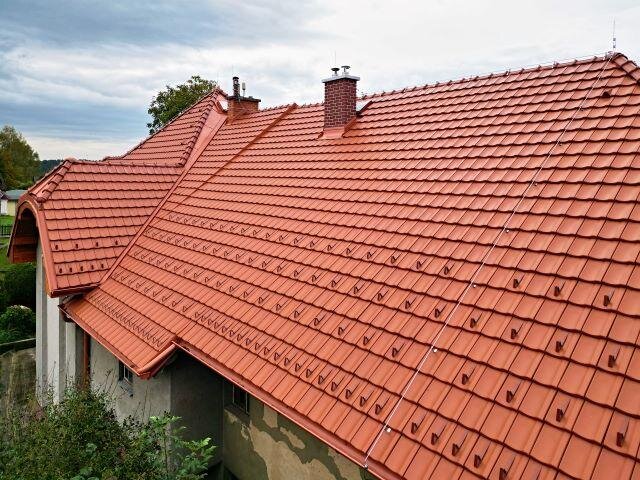 Pálená krytina značky Tondach je od firmy Wienerberger.