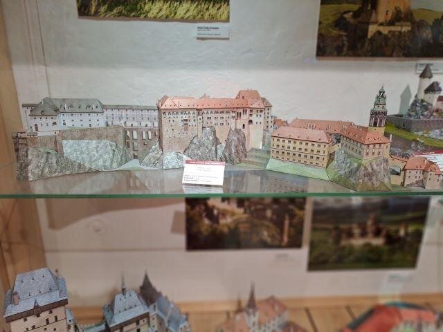 Hrad a zámek Český Krumlov patří k největším modelům sbírky.