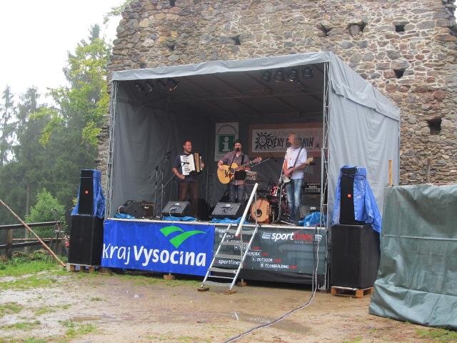 Z folkového festivalu na hradě Orlík