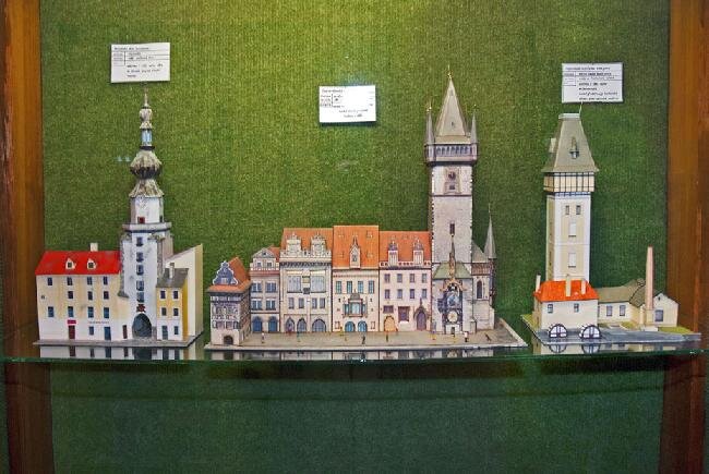 Vedle sebe stojí pražská Staroměstská radnice s orlojem a vodárenská věž z Českých Budějovic.