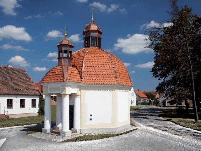 Pálená střešní krytina byla použita například při opravě kaple Povýšení sv. Kříže v Soběkurech.