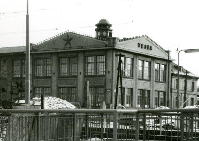 Snímek továrny Tesla pořízený během budování nadjezdu kolem roku 1961
