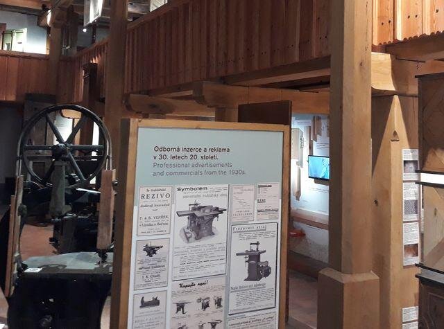 Expozice prezentuje i dobové truhlářské stroje.