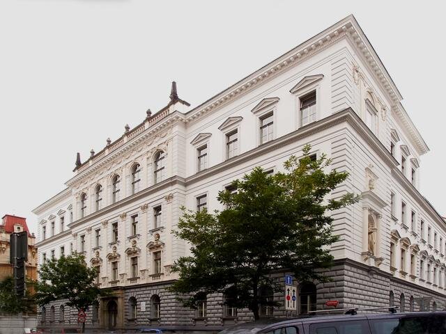 Monumentální třípatrová budova je součástí památkové rezervace.