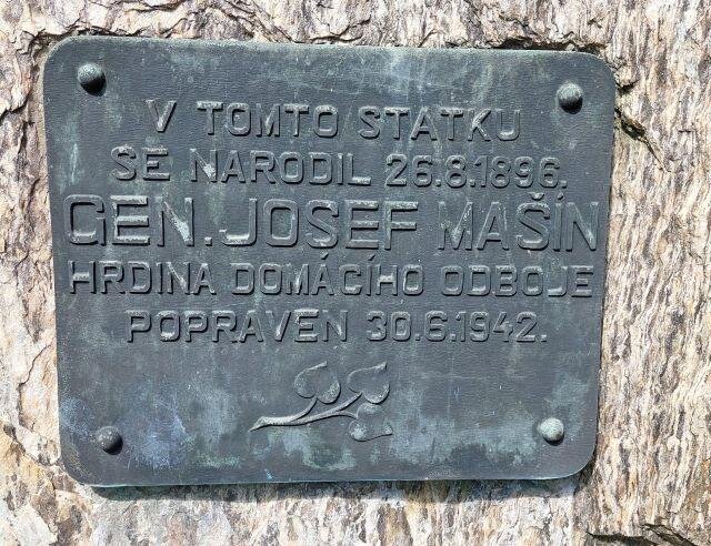Pamětní deska věnovaná generálovi Josefu Mašínovi