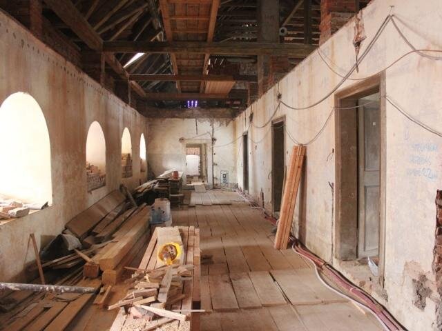 V některých místnostech chyběly před revitalizací stropy i podlahy. 
