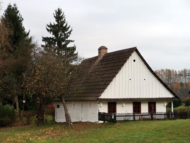 Sedlová střecha chalupy je krytá šindelem.