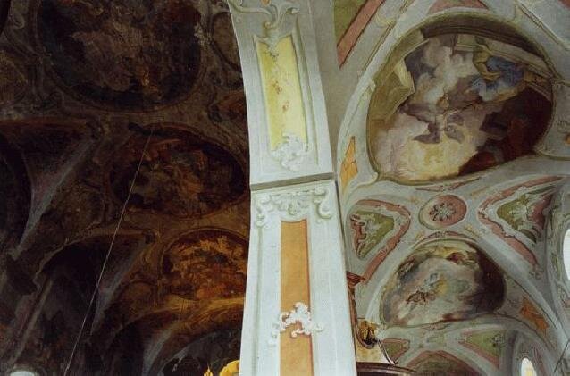 Pohled do kleneb kostela v závěru roku 1999 po dokončení restaurátorských prací v bočních lodích. Práce v hlavní lodi pokračovaly od roku 2000 do poloviny roku 2004. 