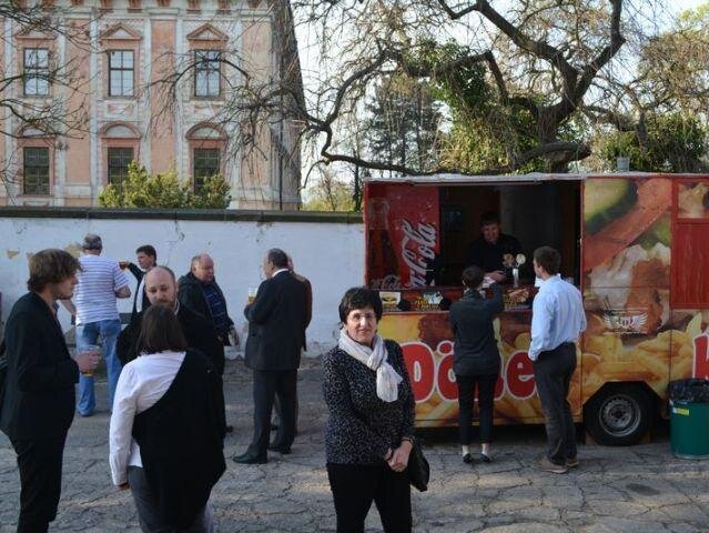 O roudnickém pivovaru se živě diskutovalo i před galerií.