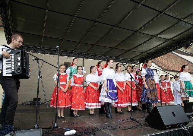 Nechybělo vystoupení folklorního souboru.