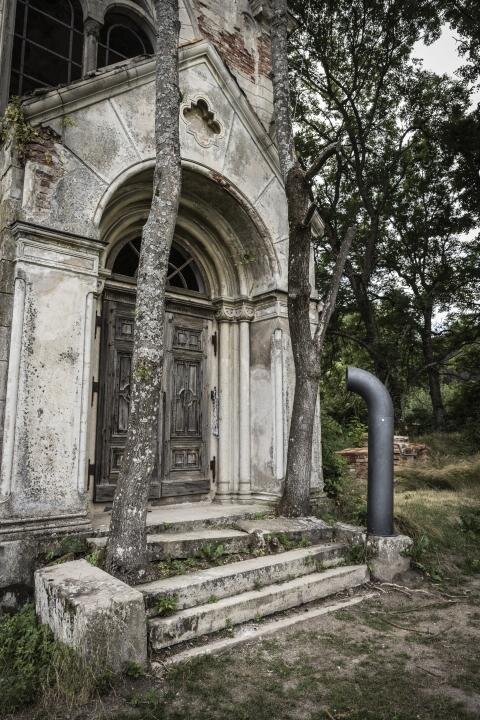 Poesiomat v Olešné u Stráže stojí na schodišti u vchodu do kostela sv. Anny.