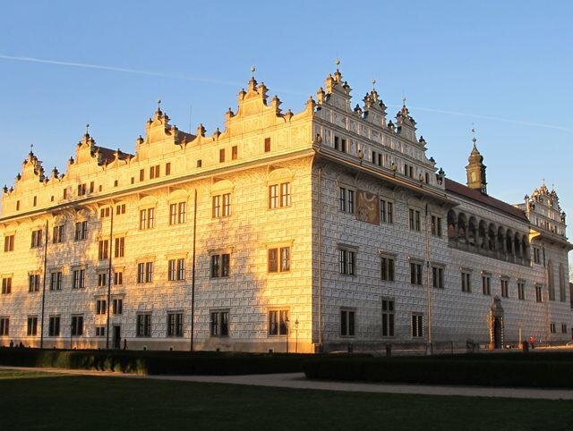 Na hlavní prohlídkový okruh zámku Litomyšl byly do Pánského hudebního pokoje instalovány portréty a fotografie posledních majitelů zámku z let 1753–1855 z rodiny Thurn-Taxis.