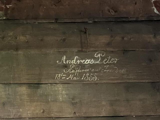 Nápis na trámech za hlavním oltářem s datem výmaby 1855