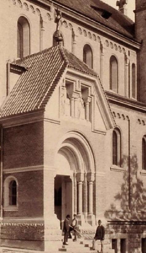 Socha sv. Gabriela na stříšce kostela. 