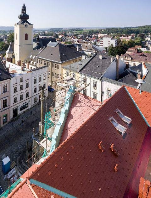 Pohled z ptačí perspektivy na střechu radnice