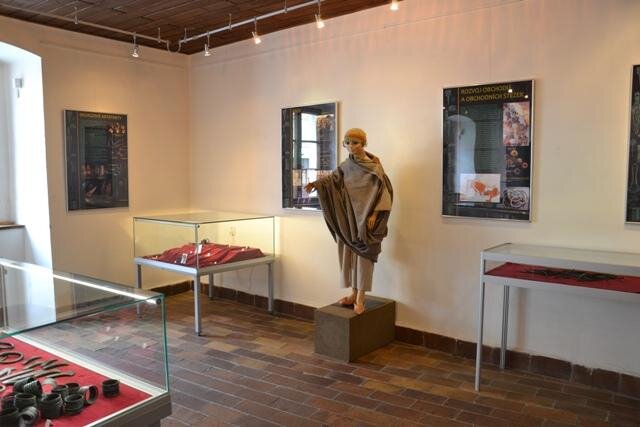 Mezi exponáty je i figurína představující příslušníka únětické kultury.