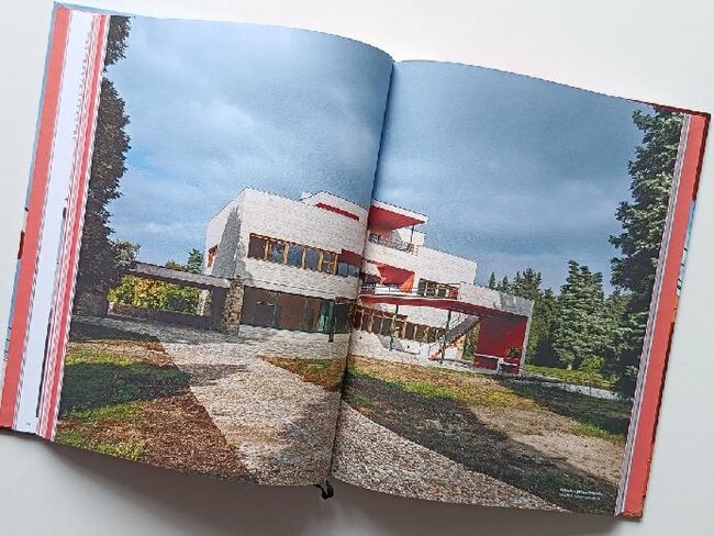 Jednu z nejkrásnějších a nejdražších rezidencí první republiky navrhli v letech 1938–1939 mladí avantgardní architekti Karel Janů a Jiří Štursa.