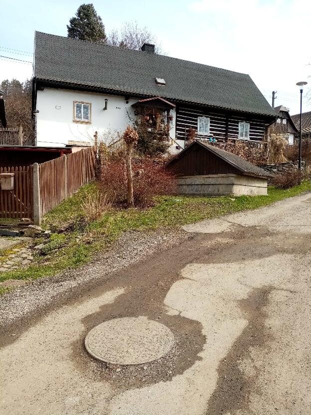 Původní dožilý asfaltový povrch