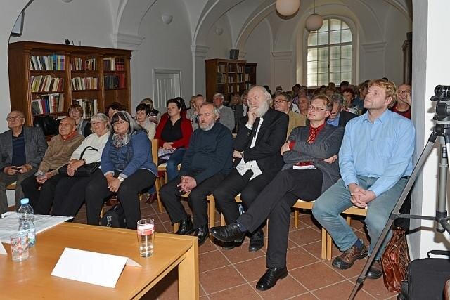 Místnost klášterní knihovny byla posluchači zcela zaplněna.