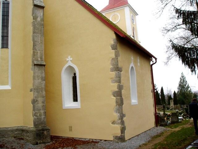 Detail obnovené fasády u kostela sv. Víta v Kostelní Radouni