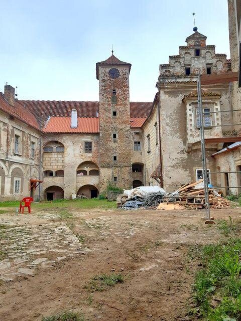 Pohled na I. nádvoří před zahájením stavebních prací