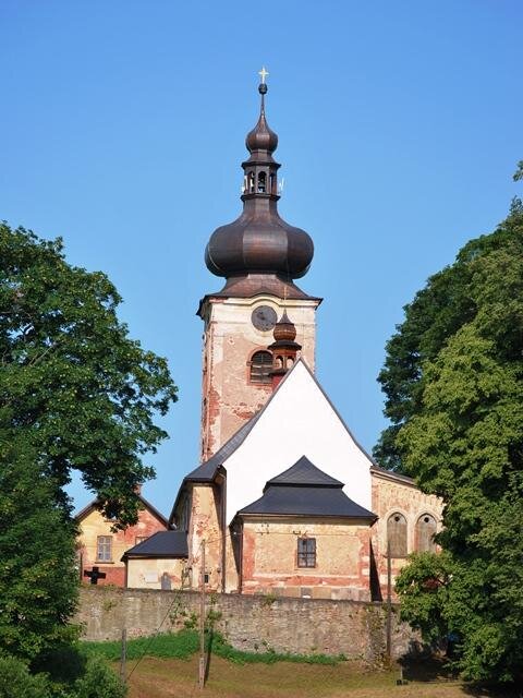 Přirozeně hydraulické vápno bylo použito například při obnově kostela sv. Anny ve Starých Bucích. 