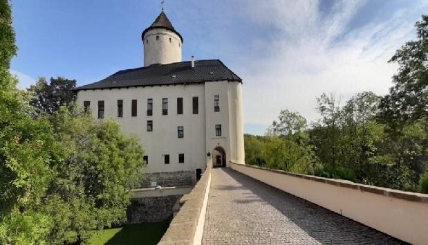 Příjezdová cesta k hradu Rychmburk
