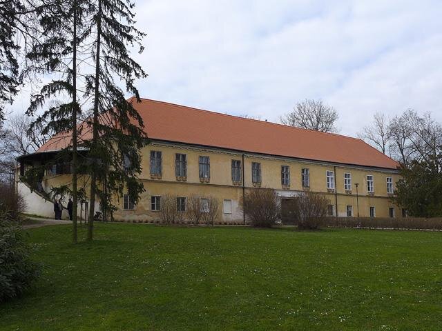 V současnosti představuje čtyřkřídlou dispozici s vnitřním nádvořím, které je přístupné vjezdem zaklenutým valenou klenbou.