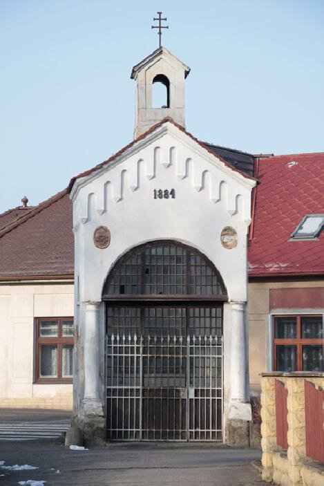 Mezi významné prvky stavby lze jmenovat toskánské polosloupy, zaklenutý otvor s prosklenou mřížovou stěnou a reliéfní šlechtické erby Sporcků a Věžníků.