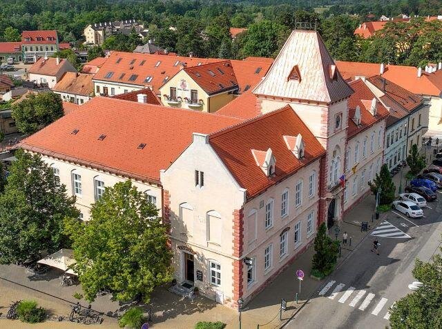 Letecký pohled na obnovenou lednickou radnici
