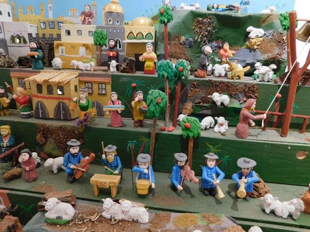 Detail betlému s mnoha figurkami