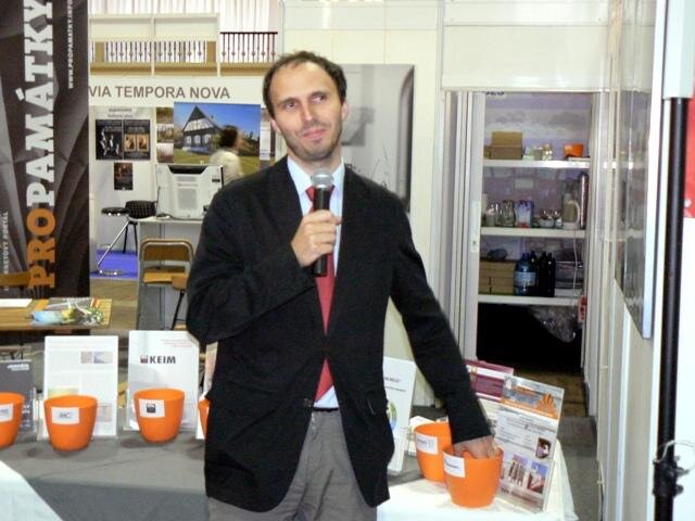 Losování výherců letní čtenářské soutěže portálu PROPAMÁTKY se ujal Aleš Kozák, ředitel Institutu pro památky a kulturu, o.p.s.