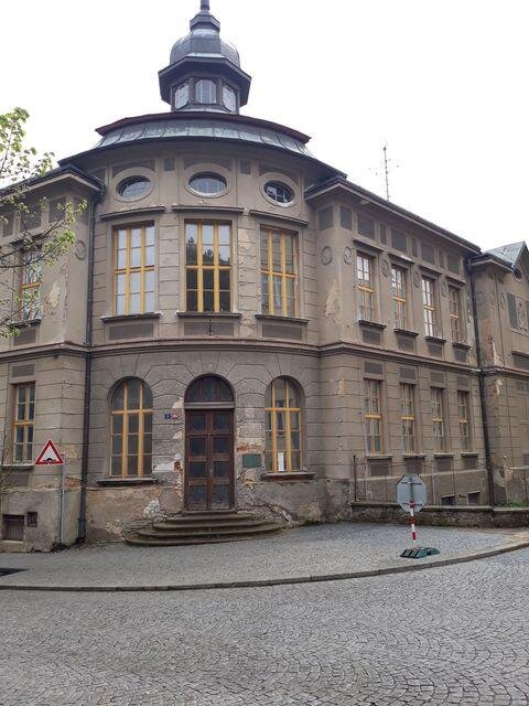V současnosti nevyužívaná a chátrající budova obchodní akademie z roku 1914 se nachází v majetku města a potřebovala by celkovou rekonstrukci.