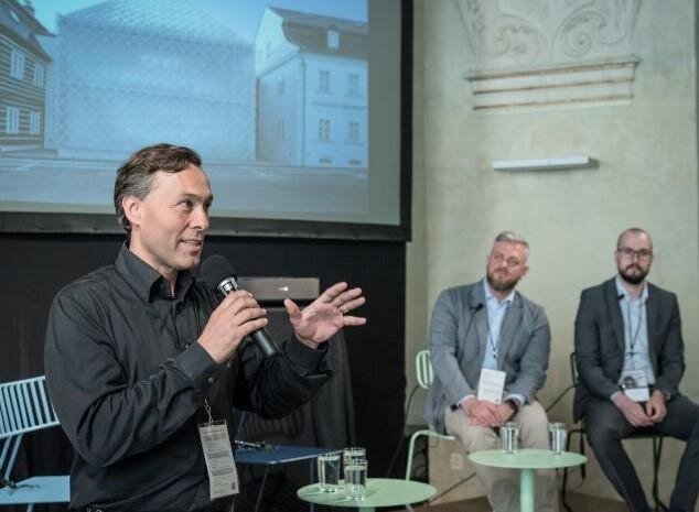 Leon Jakimič, majitel společnosti LASVIT, prezentoval novou prosklenou budovu své firmy v Novém Boru.