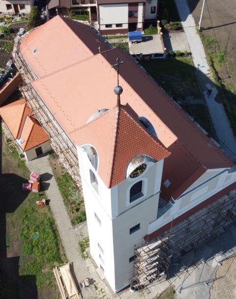 Pohled přes kostelní věž s hodinami