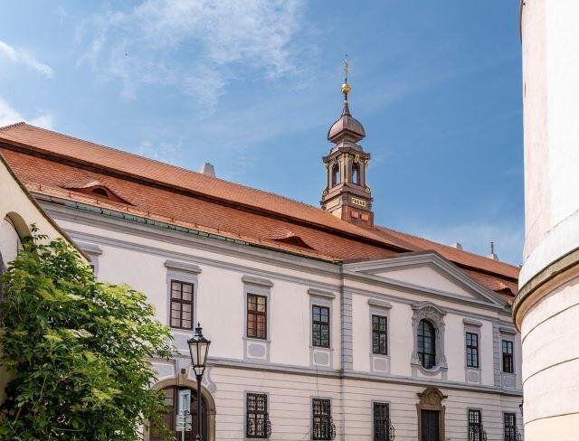 Nová zářící střecha s pálenou krytinou Tondach na emeritním domě
