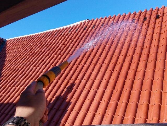 Za vyšších teplot je třeba čerstvě položenou krytinu vlhčit.