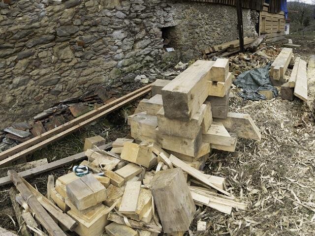 Příprava a výměna nového tesařsky opracovaného roubení objektu Beranova hostince v osadě Trávníček